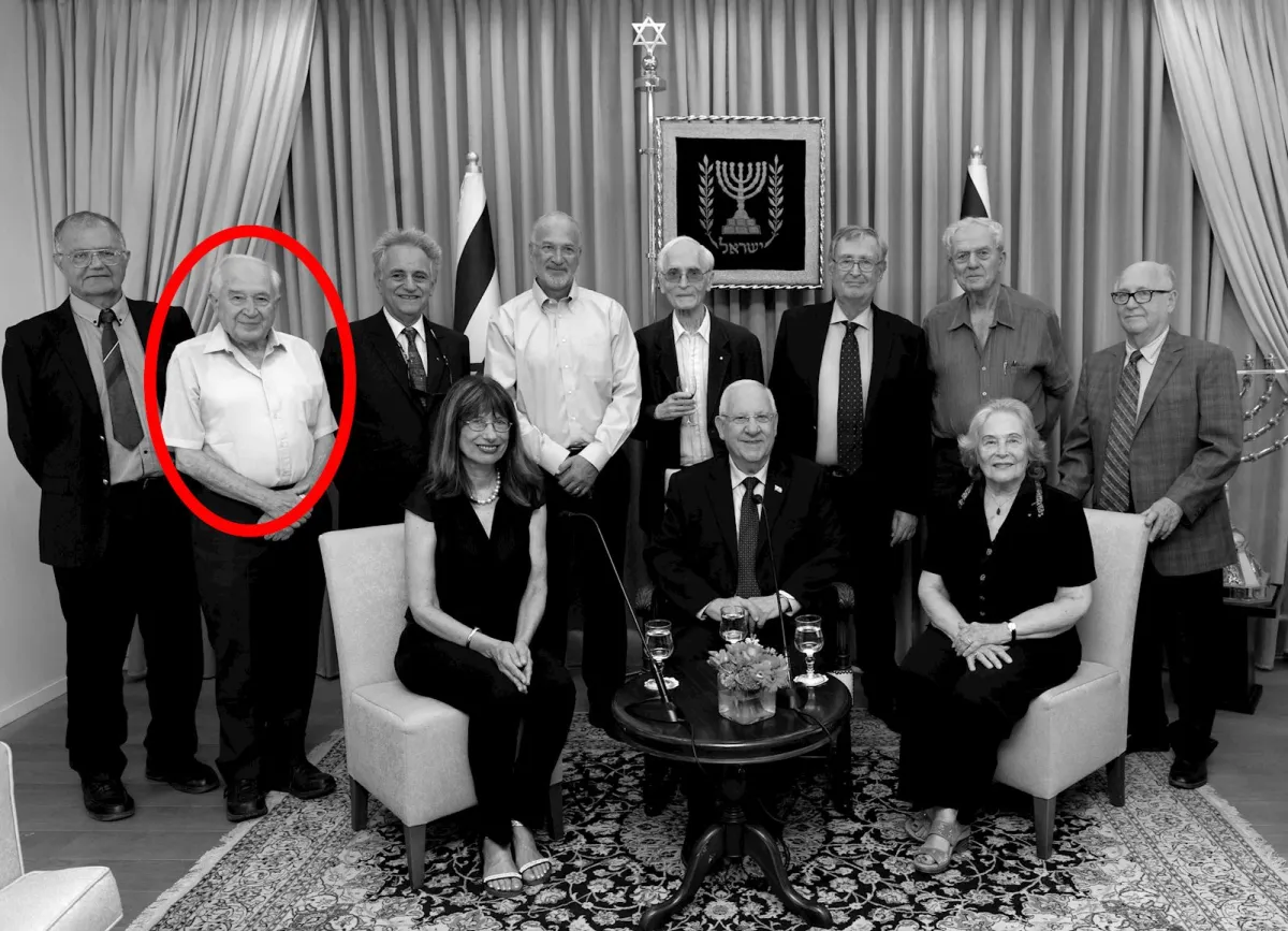 Gruppenfoto mit Dr. Raphael Mechoulam, rot markiert